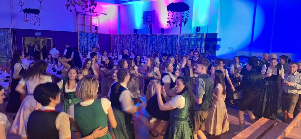 Heuer wurde der Ball erstmals durch unsere Vereinsjugend eröffnet 🎶🍀 Der anschließende Bieranstich hat zwar nicht ganz nach Plan funktioniert 😅🍻, der Stimmung hat das aber keinen Abbruch getan. Mit einer genialen Mitternachtseinlage 🥳, vielen coolen Besuchern 😎 und durchgehend voller Tanzfläche 🕺💃 war für beste Partylaune gesorgt. Dazu jede Menge lustige Schnappschüsse in der Fotobox 📸😄 und Spitzenmusik von der B-50 Tanz & Partyband 🎸🎶Wer nicht dabei war, hat definitiv was versäumt 😉🎉